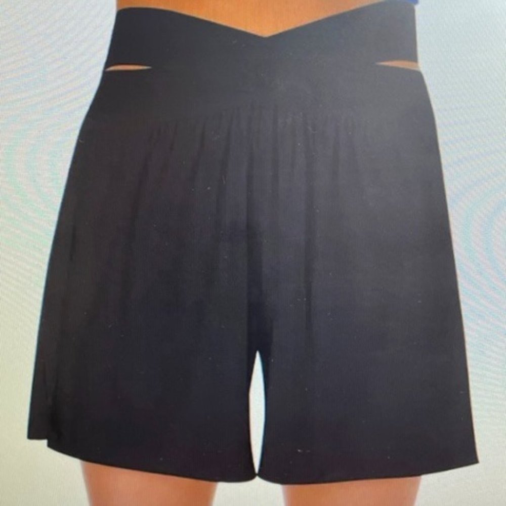 Halara Crossover High Waisted Cut Out Side Pocket Casual Shorts 5"